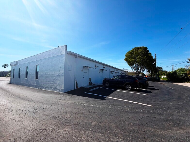 More Photos Of 4444 Tamiami Trl N, Naples General Retail For Lease
