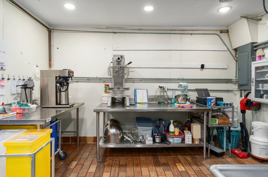 More Photos Of 970 Newton St, Baldwin Restaurant For Sale