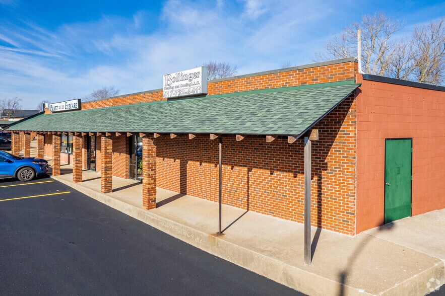 More Photos Of 201 US Highway 60 W, Republic General Retail For Lease