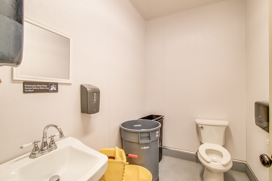 More Photos Of 21 E Athens St, Winder General Retail For Sale