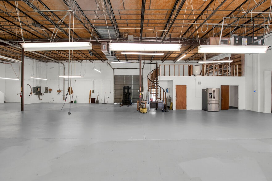 More Photos Of 3612-3662 Morris St, Saint Petersburg Manufacturing For Sale