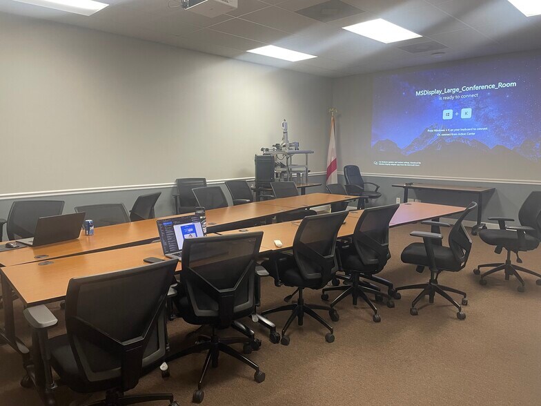 More Photos Of 716 Lakeside Dr W, Mobile Office For Lease