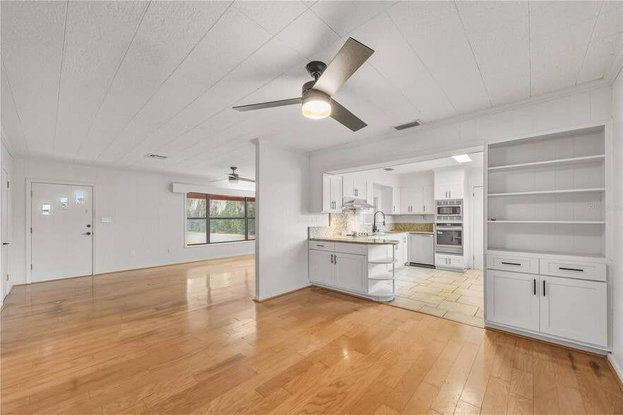 More Photos Of 274 W Kings Hwy, Center Hill Flex For Sale