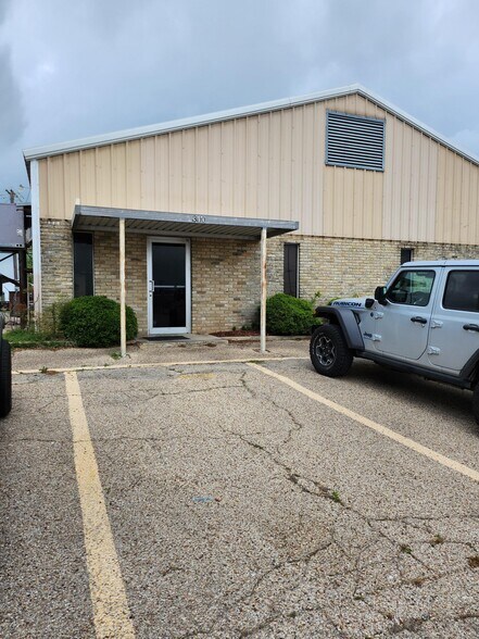 More Photos Of 3110 Center St, Temple Industrial For Sale