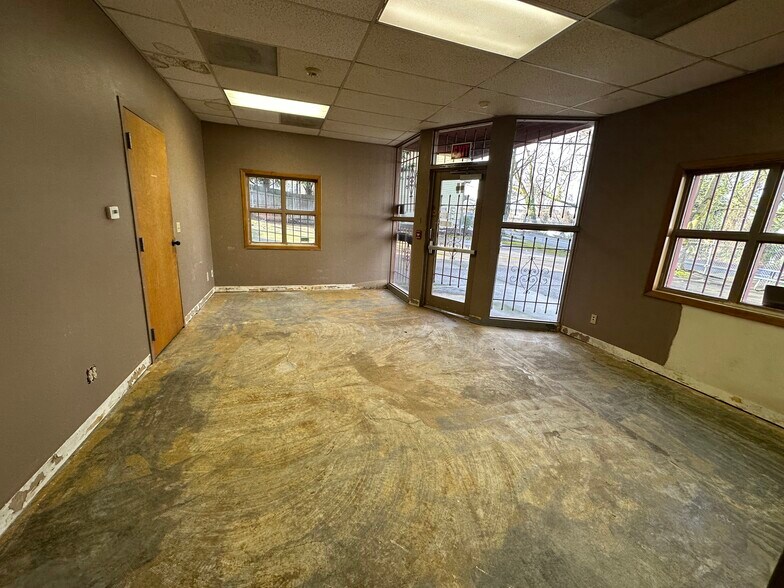 More Photos Of 1608 N Argyle St, Portland Warehouse For Sale