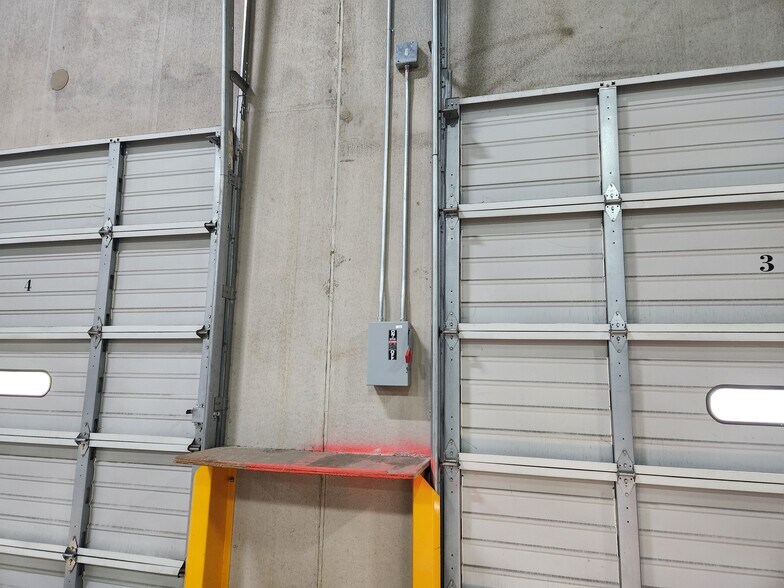 More Photos Of 450 Horizon Dr, Suwanee Warehouse For Lease
