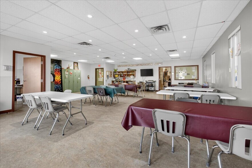 More Photos Of 11831 123 St NW, Edmonton Office For Sale