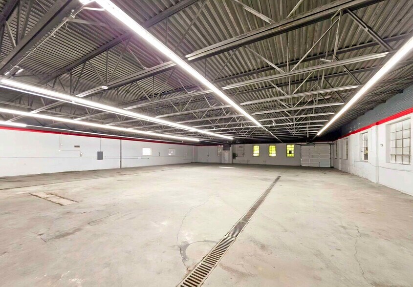 More Photos Of 2414 Irving Rd, Chicago Freestanding For Lease