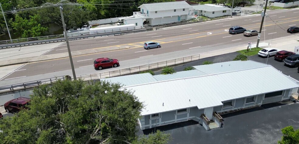 More Photos Of 2535 Bee Ridge Rd, Sarasota Medical For Lease