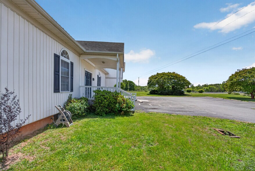 More Photos Of 168 Faulconerville Dr, Amherst Flex For Sale