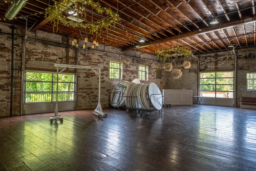 More Photos Of 11 Railroad St, Murphy Research And Development For Sale