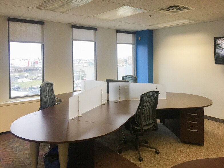 More Photos Of 100 Boul Alexis-Nihon, Montréal Office For Lease