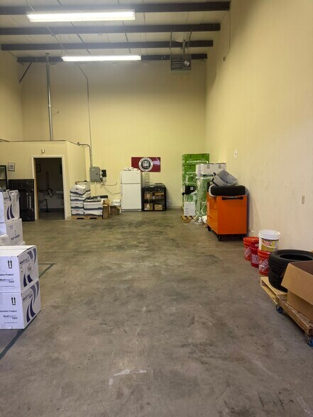 More Photos Of 200 Old County Cir, Windsor Locks Warehouse For Lease