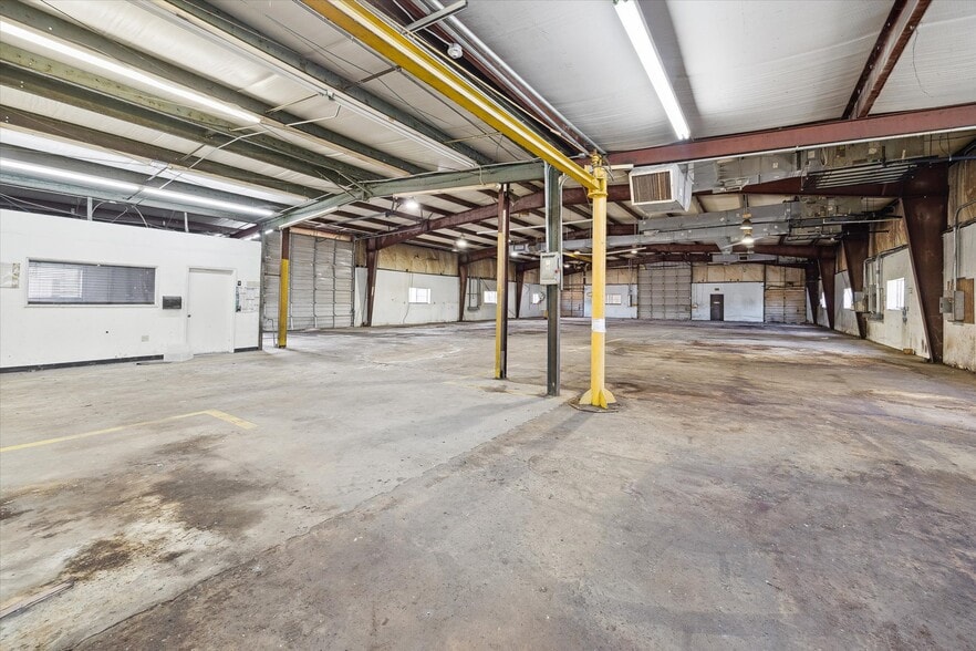 More Photos Of 9130 Wayfarer Ln, Houston Manufacturing For Sale