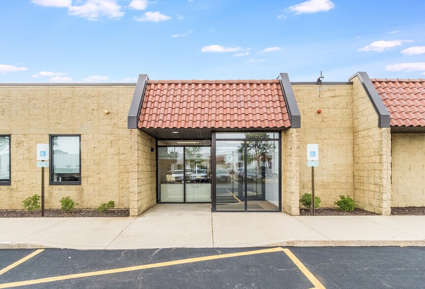 More Photos Of 355 Smoke Tree Plaza Dr, North Aurora Office For Lease