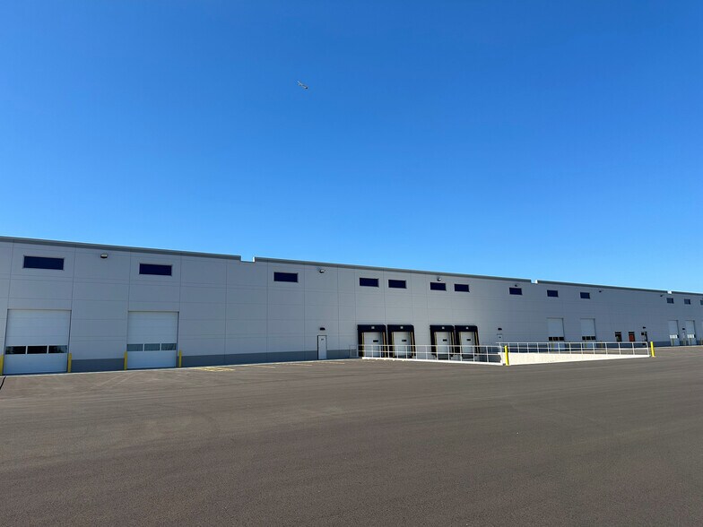 More Photos Of 305 Miles Pky, Bartlett Truck Terminal For Lease