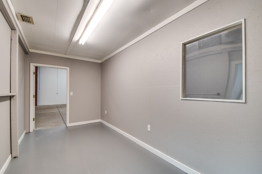 More Photos Of 2200 NE 36th Ave, Ocala Warehouse For Lease