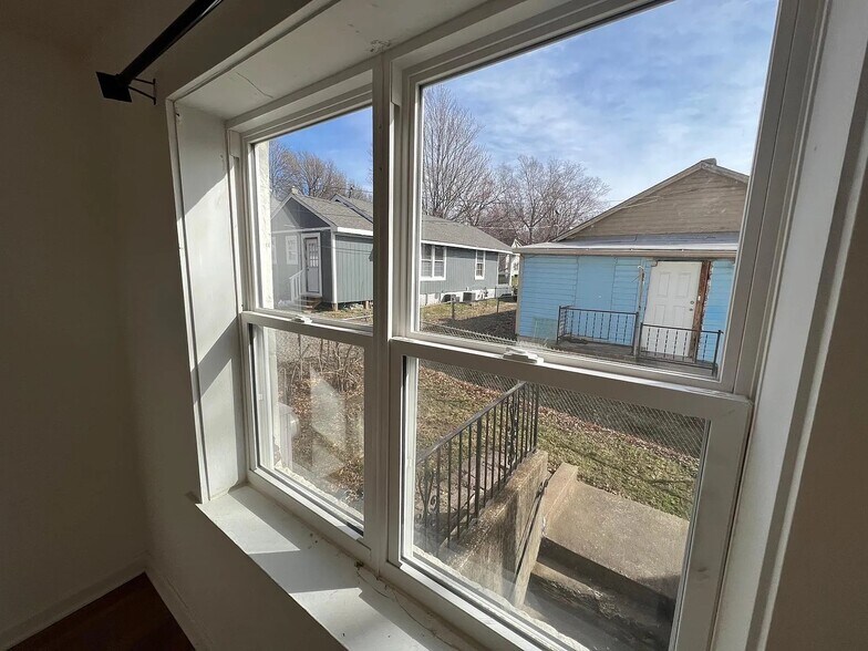 More Photos Of 1208 W White Oak St, Independence Apartments For Sale