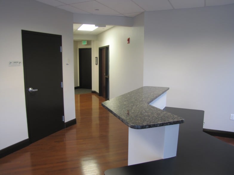 More Photos Of 435 Commercial Ct, Venice Medical For Lease