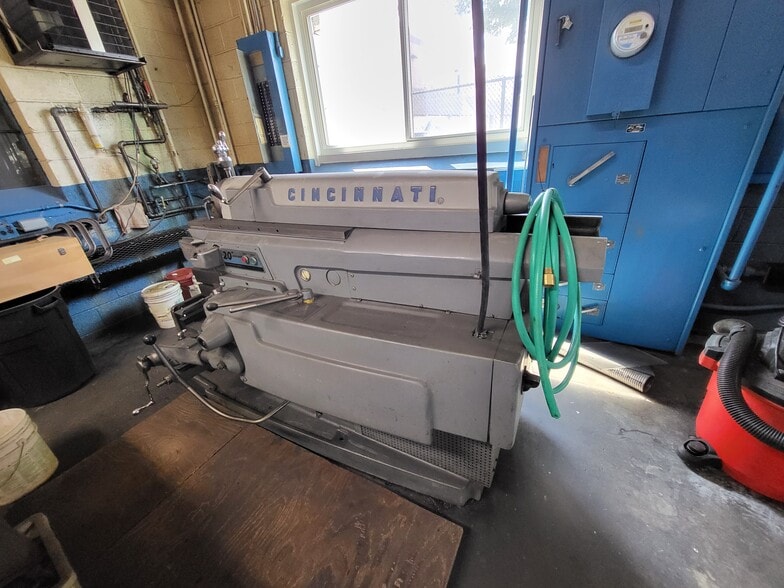 More Photos Of 15321 W Eleven Mile Rd, Oak Park Manufacturing For Sale