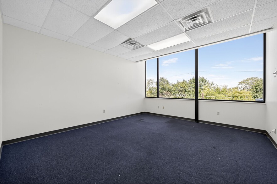 More Photos Of 514 E King Rd, Malvern Storefront Retail Office For Sale