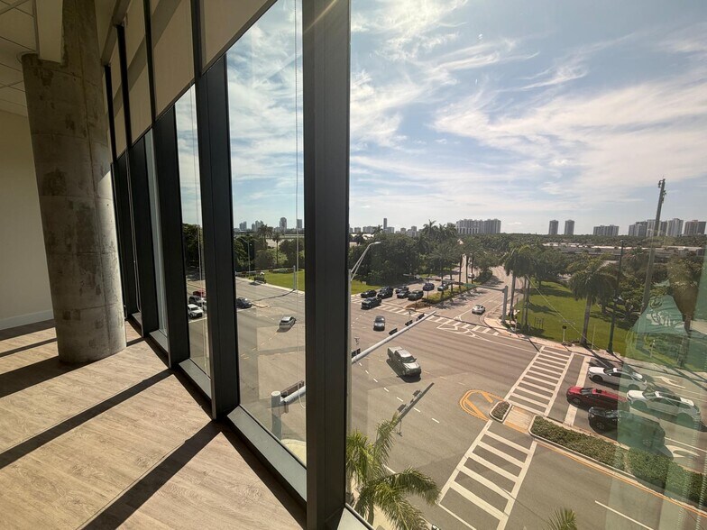 More Photos Of 21290 Biscayne Blvd, Aventura Office Residential For Lease