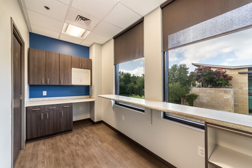 More Photos Of 250 E Basse Rd, San Antonio Medical For Lease