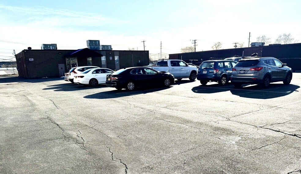 More Photos Of 40 Commerce Pl, Hicksville Office For Lease