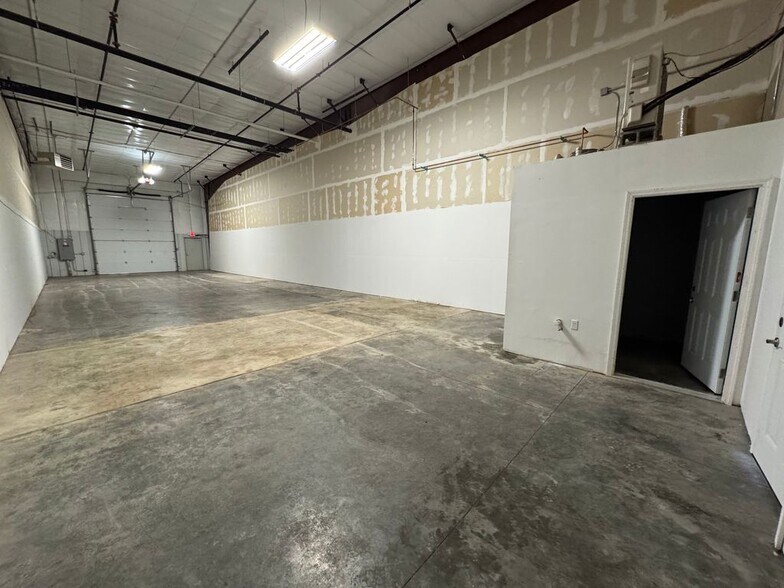 More Photos Of 912-922 E Warren St, Gardner Industrial For Lease