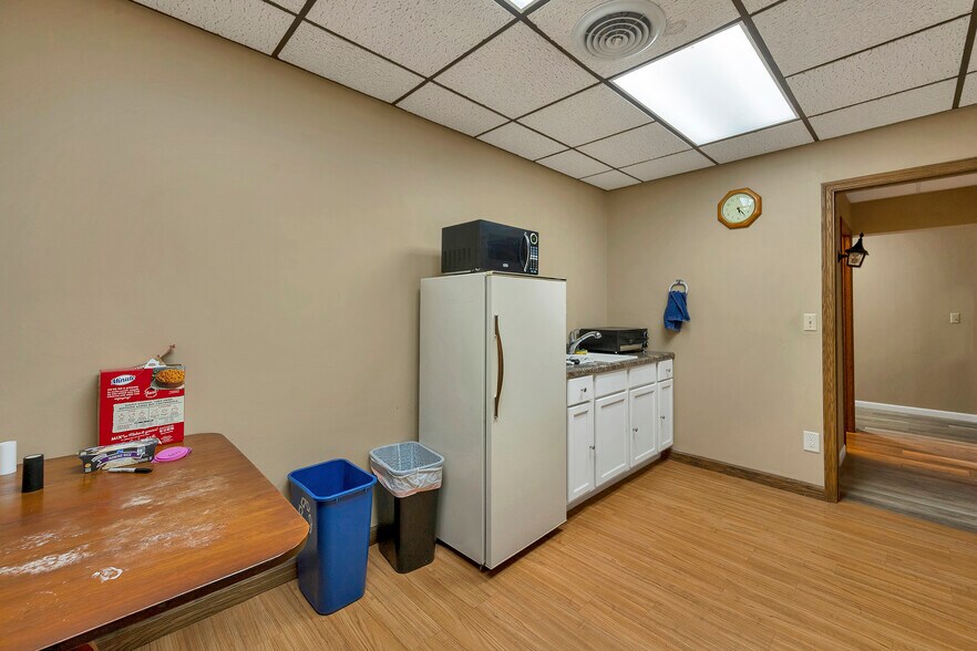 More Photos Of 1279 E Mason St, Green Bay Storefront For Sale