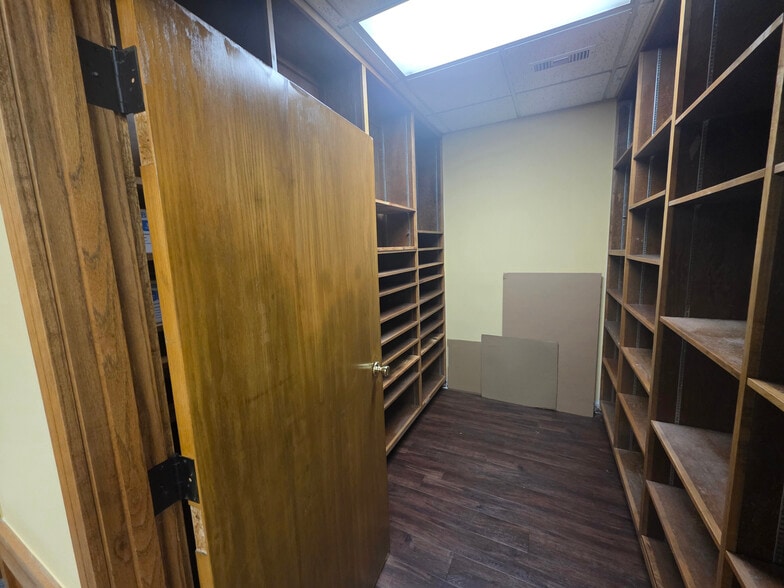 More Photos Of 401 N 2nd St, Rogers Office For Lease