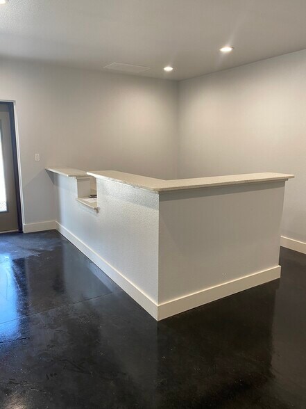 More Photos Of 2105 Vilbig Rd, Dallas Warehouse For Lease