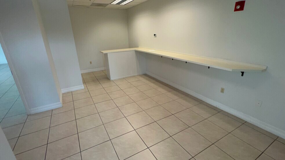 More Photos Of 4940 Bayline Dr, North Fort Myers Warehouse For Lease