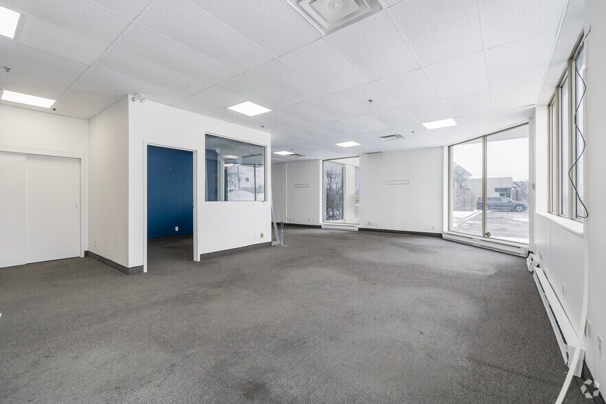 More Photos Of 9415-9495 Aut Transcanadienne, Montréal Warehouse For Lease