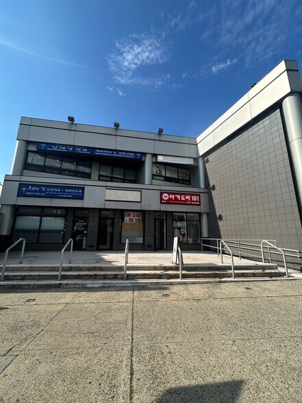 More Photos Of 16112 Northern Blvd, Flushing Storefront Retail Office For Lease