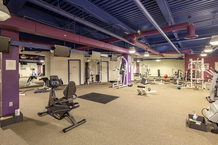 More Photos Of 7100 E Pleasant Valley Rd, Independence Office For Lease