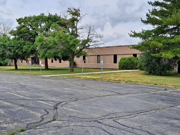 More Photos Of 1661 Summit Dr, Fort Atkinson Flex For Sale