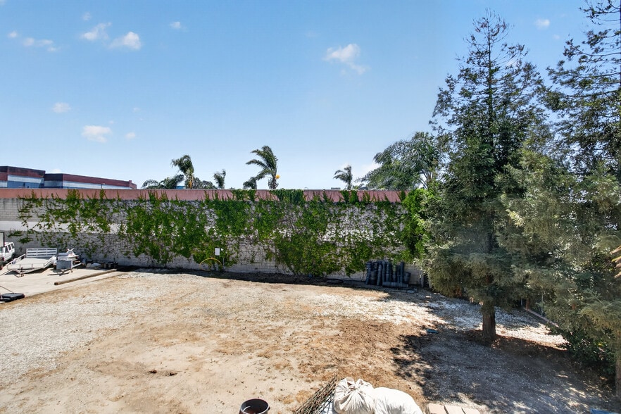 More Photos Of 17066 Palmdale Ln, Huntington Beach Contractor Storage Yard For Sale
