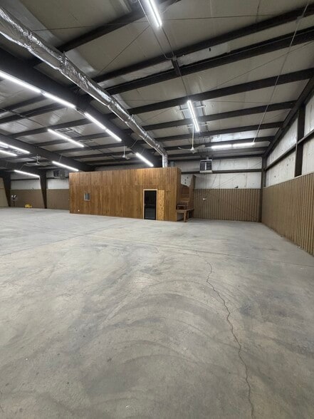 More Photos Of 10934 E 55th Pl, Tulsa Distribution For Lease