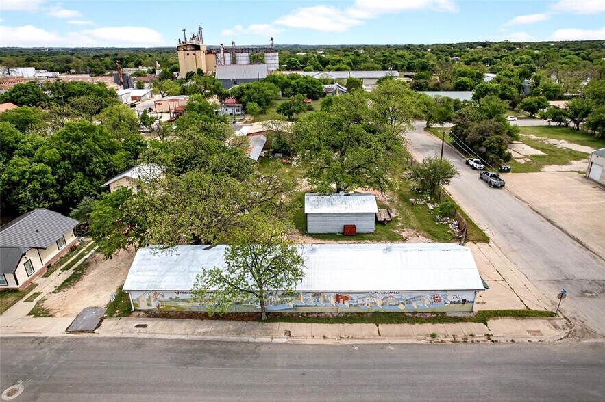 More Photos Of 401 E 6th St, Lampasas Warehouse For Sale