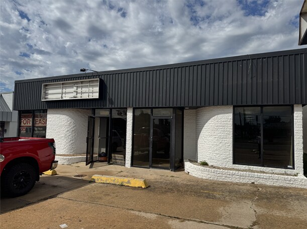 More Photos Of 2111-2113 W Main St, Norman Freestanding For Lease