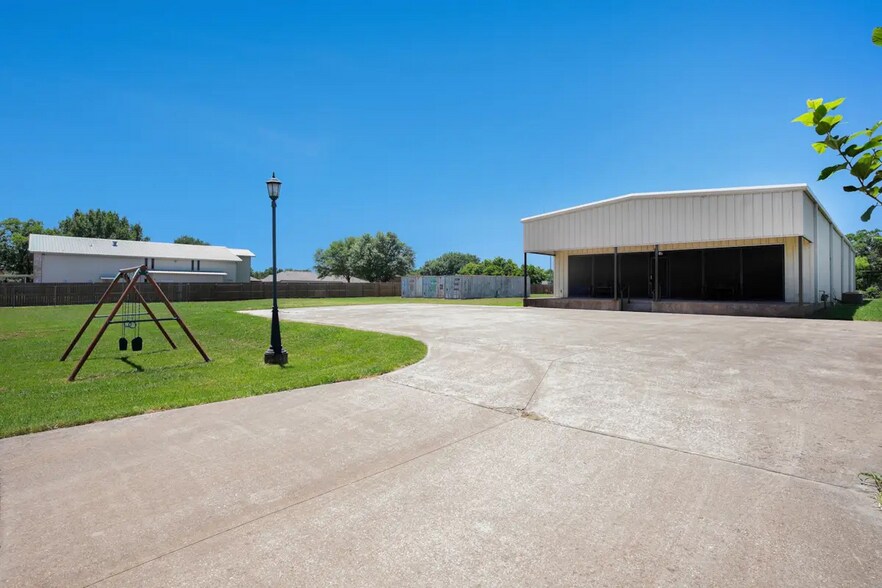 More Photos Of 124 S Nolan River Rd, Cleburne Flex For Lease