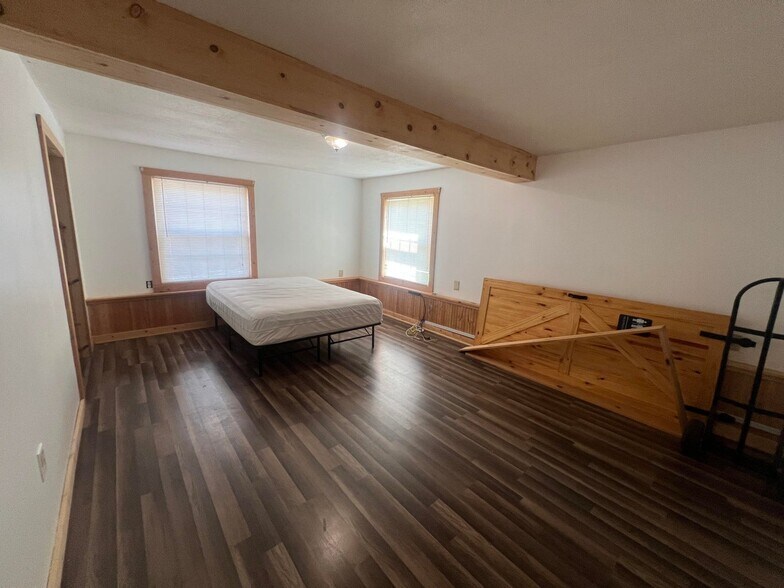 More Photos Of 380 S Main St, De Graff Light Manufacturing For Sale