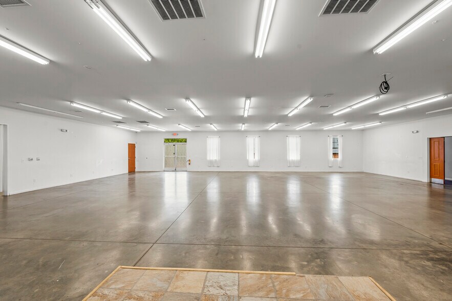 More Photos Of 8017 N Point Blvd, Winston-Salem Industrial For Lease