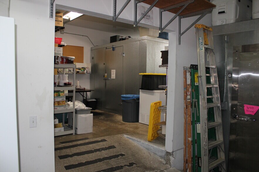 More Photos Of 6552 SE Lake Rd, Milwaukie Office For Sale