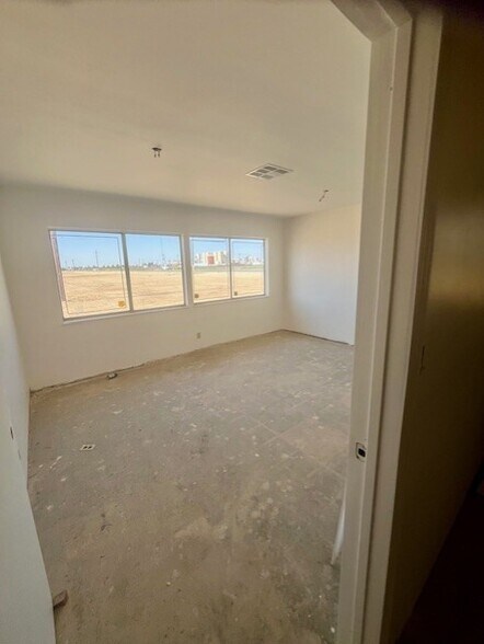 More Photos Of 1270 E Riverside St, Shafter Service For Sale