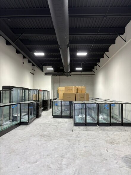 More Photos Of 7241 Lawndale St, Houston Storefront For Lease