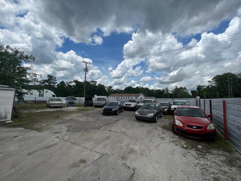 More Photos Of 6480 Restlawn Dr, Jacksonville Auto Repair For Sale