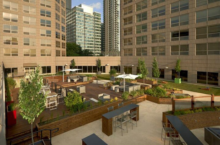 More Photos Of 555 W Madison St, Chicago Apartments For Lease