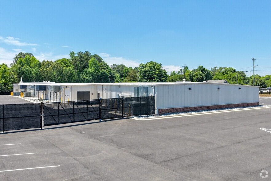 More Photos Of 114 S State St, Haw River Manufacturing For Lease